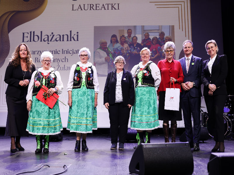 Wręczenie wyróżnień przez marszałka 