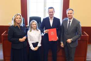 Uczestnicy podpisania umów - Podaj Łapę 2025
