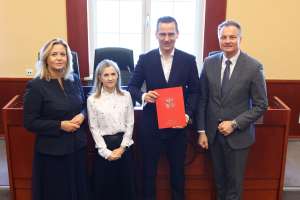 Uczestnicy podpisania umów - Podaj Łapę 2025