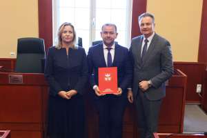 Uczestnicy podpisania umów - Podaj Łapę 2025