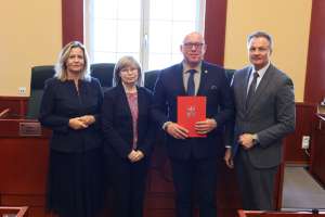 Uczestnicy podpisania umów - Podaj Łapę 2025