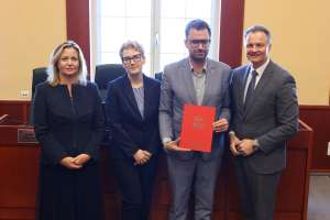 Uczestnicy podpisania umów - Podaj Łapę 2025