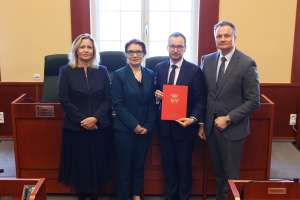 Uczestnicy podpisania umów - Podaj Łapę 2025