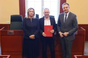 Uczestnicy podpisania umów - Podaj Łapę 2025