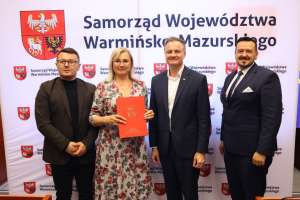 Przekazanie umów w siedzibie Urzędu Marszałkowskiego