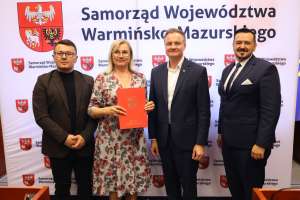 Przekazanie umów w siedzibie Urzędu Marszałkowskiego