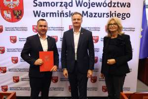 Przekazanie umów w siedzibie Urzędu Marszałkowskiego